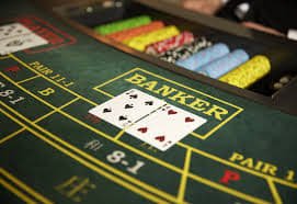 Dealer live casino memberikan kartu dalam permainan blackjack